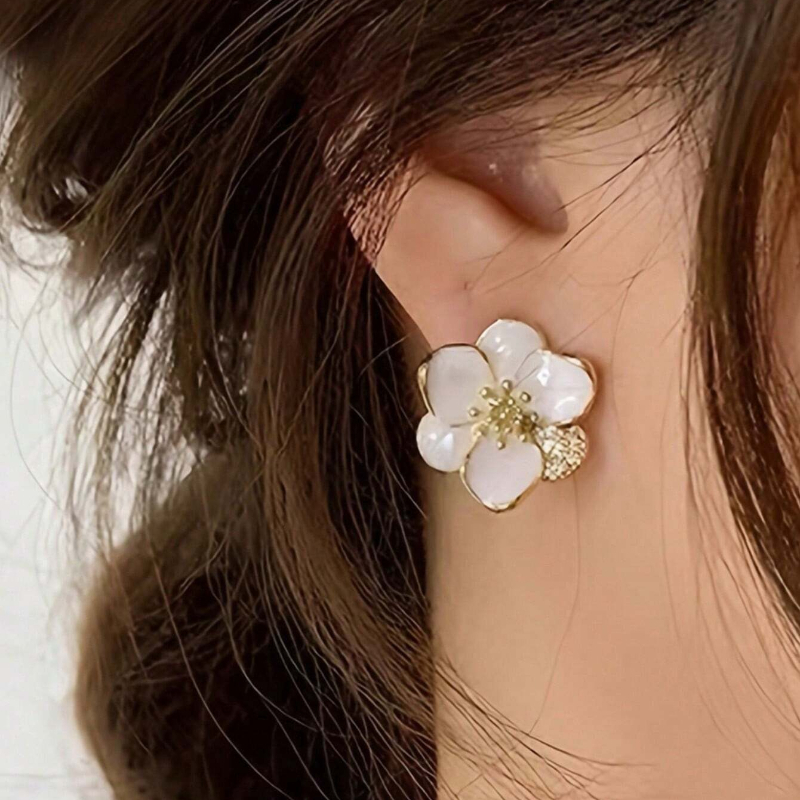 Białe, emaliowane kolczyki w k – Korean Lifestyle Aesthetic recenzja i cena